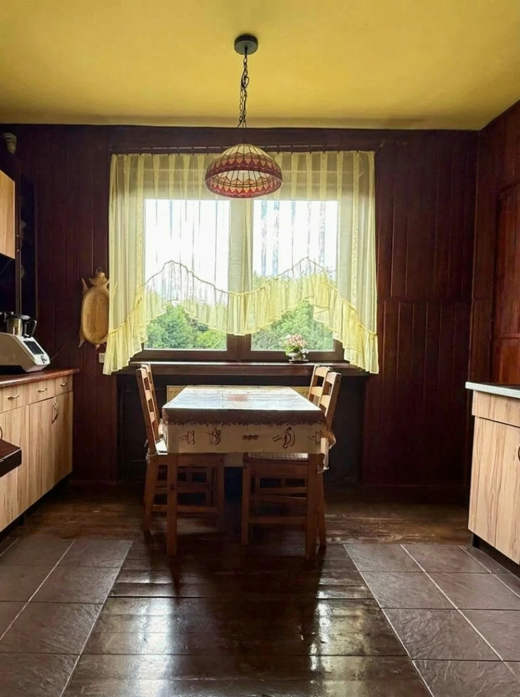Widok traditional kitchen indoor edytowany przez AI dla nowy2.