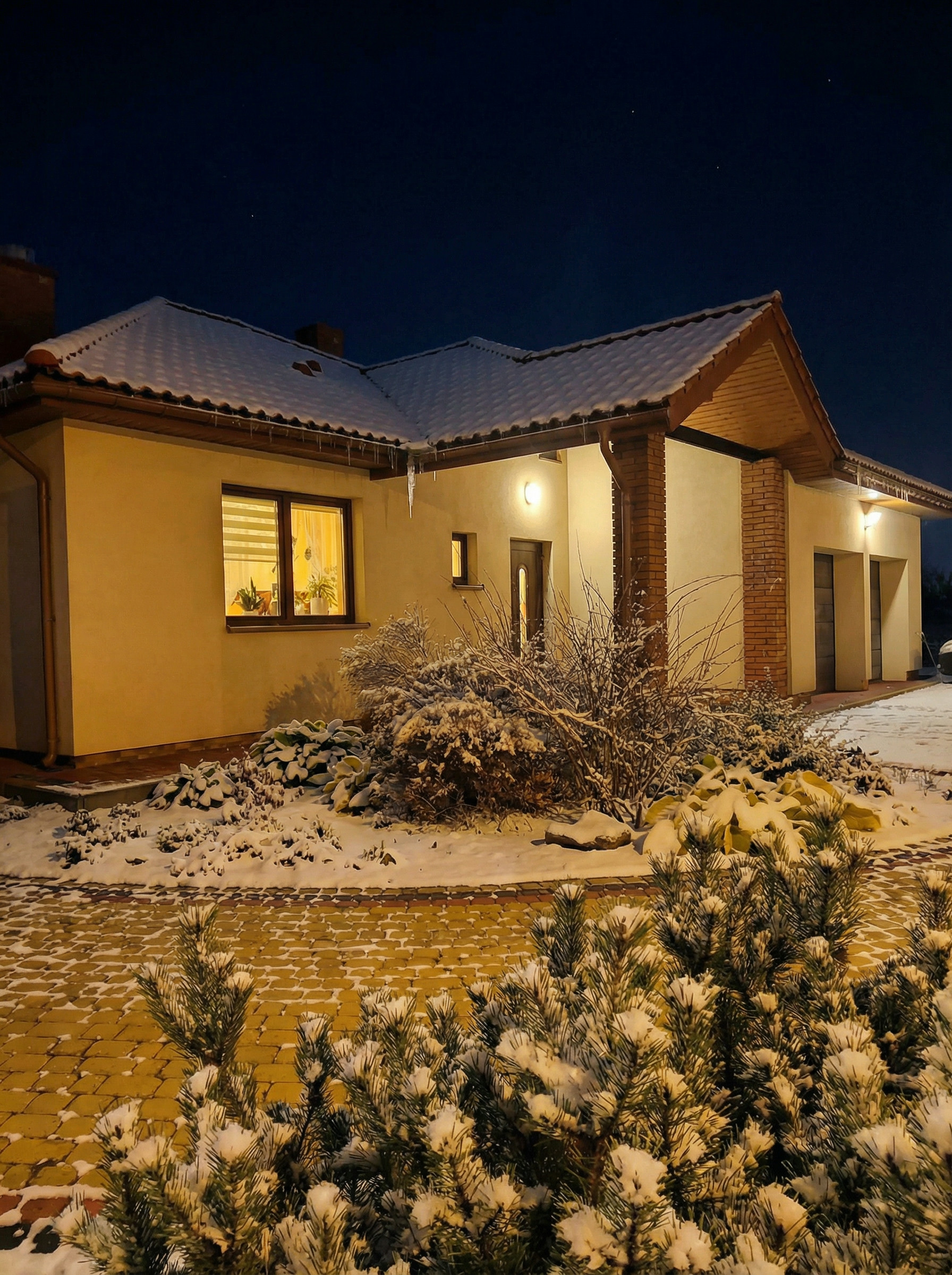 Widok traditional detached house outdoor edytowany przez AI dla Piękny Dom w Warszawie.